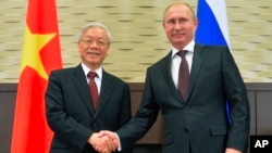 Tổng bí thư Nguyễn Phú Trọng (trái) bắt tay với Tổng thống Nga Vladimir Putin trong lần gặp gỡ ở Sochi, Nga, ngày 25/11/2014. Nga và Việt Nam đang tăng cường và mở rộng hợp tác trong lĩnh vực an ninh.