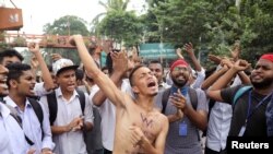 Para siswa meneriakkan slogan saat ikut serta dalam aksi protes atas kecelakaan lalu lintas yang menewaskan dua siswa, di Dhaka, Bangladesh, 4 Agustus 2018.