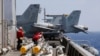 2017年3月3日在南中國海例行巡航前，美國航母卡爾·文森號上的海軍人員準備為F-18戰鬥機加裝導彈。