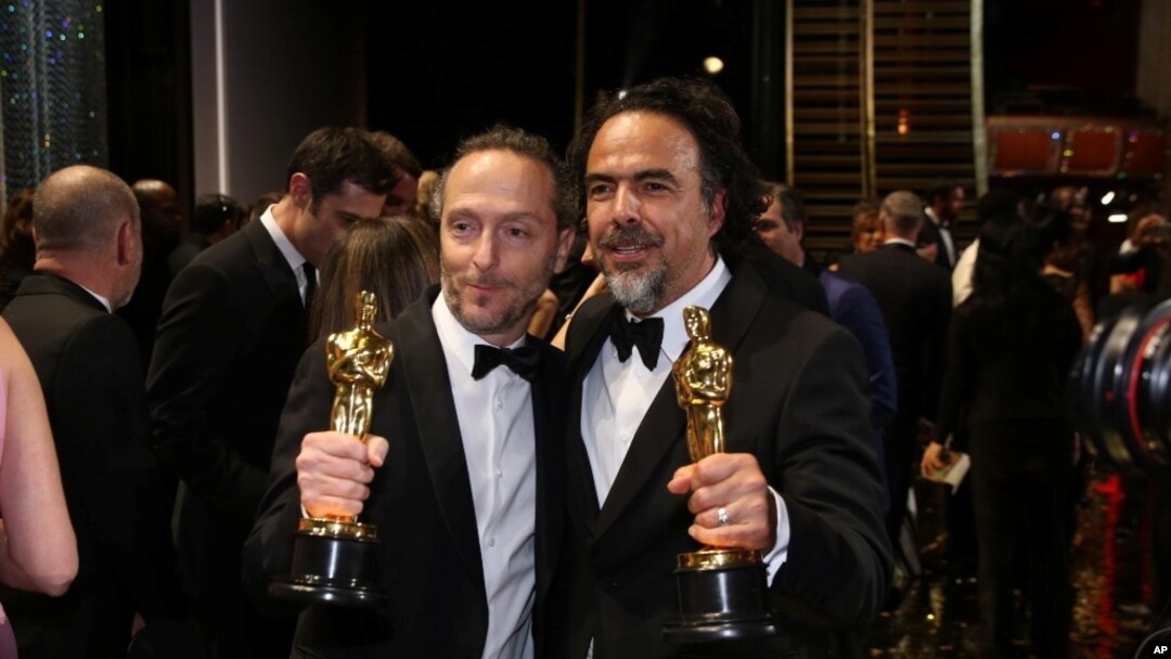 Emmanuel Lubezki, ganador del premio a la mejor fotografía por "The Revenant", a la izquierda, y Alejandro G. Inarritu, ganador del premio al mejor director de "The Revenant", aparecen detrás del escenario en los Oscar el domingo, 28 de febrero de 2016.