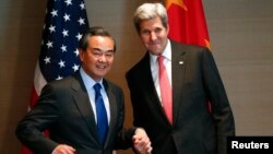 지난 12일 뮌헨안보회의 참석차 독일을 방문한 존 케리 미 국무장관(오른쪽)과 왕이 중국 외교부장이 양자회담을 가졌다. (자료사진)