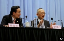 Keiji Fukuda, Assistant Director-General for Health Security and Environment of World Health Organization (WHO), right, answers questions during Shanghai press conference, April 22, 2013.