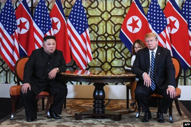 美国总统特朗普和朝鲜领导人金正恩2019年2月28日在河内见面时的情景。