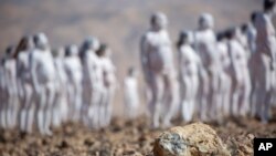 Personas posan desnudas para el artista estadounidense Spencer Tunick como parte de una instalación en el desierto cerca del Mar Muerto, en Arad, Israel, el domingo 17 de octubre de 2021. Unos 300 personas participaron en la instalación. (AP/Ariel Schalit)