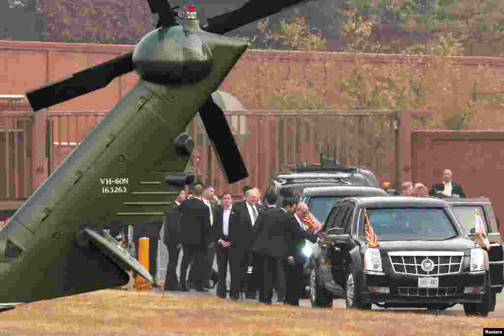 White House senior staff discuss the situation as U.S. President Donald Trump sits in his car after being grounded from an attempt to visit the Demilitarized Zone (DMZ) in the truce village of Panmunjom dividing North Korea and South Korea, at a U.S. military post in Seoul, South Korea, Nov. 8, 2017. Trump&rsquo;s secret attempt to visit the heavily fortified demilitarized zone was cancelled due to fog and mist.