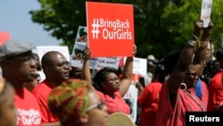 6일 미국 워싱턴의 주미 나이지리아 대사관 앞에서 시위대가 보코하람에 납치된 소녀들 구출을 촉구하고 있다.