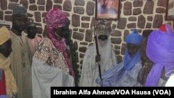 Attajiri Aliko Dangote yana gaida Sarki Sanusi a fadar gwamnatin Jihar Kano.