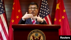 Duta Besar AS untuk China, Gary Locke, berbicara dalam konferensi pers perpisahannya di Beijing (27/2). (Reuters/Ng Han Guan)