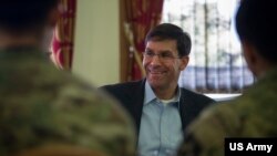 时任美国陆军部长的埃斯珀 Mark Esper 2018年1月访问韩国（美国陆军照片）