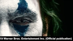 El actor Joaquin Phoenix en una imagen publicitaria de la pelicula "Joker", la cual se convirtió en la primera producción censura restringida de Hollywood en obtener más de $ 1 mil millones en venta de boletos en todo el mundo.