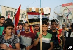 Thousands of Iraqis have braved the scorching summer heat to stage the protest against government corruption in Tahrir Square in Baghdad, Aug. 7, 2015.