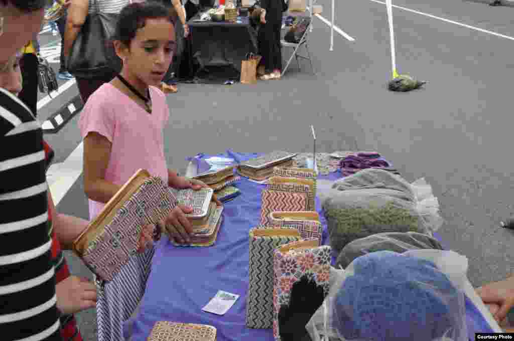 Tight-Knit for Syria, a Toronto-based nonprofit, sells hand-crocheted clutches made by Syrian women in refugee camps in Lebanon, during Syria Fest in Washington, Sept. 3, 2017. (Photo courtesy of Rabah Seba)