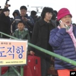Des habitants de Yeonpyeon débarquant au port sud-coréen d'Incheon, à l'ouest de Séoul