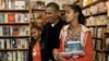 奥巴马带女儿上街购物支持小企业