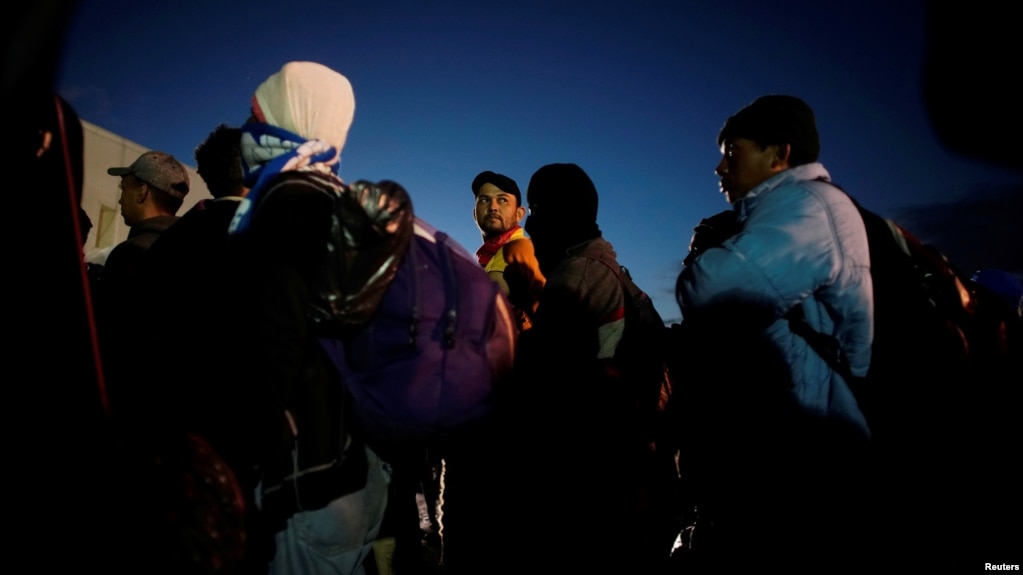Migrantes escuchan a autoridades mexicanas en un refugio provisional durante su viaje hacia EE.UU. en Piedras Negras, México, el lunes, 4 de febrero de 2019.