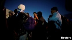 Migrantes escuchan a autoridades mexicanas en un refugio provisional durante su viaje hacia EE.UU. en Piedras Negras, México, el lunes, 4 de febrero de 2019.