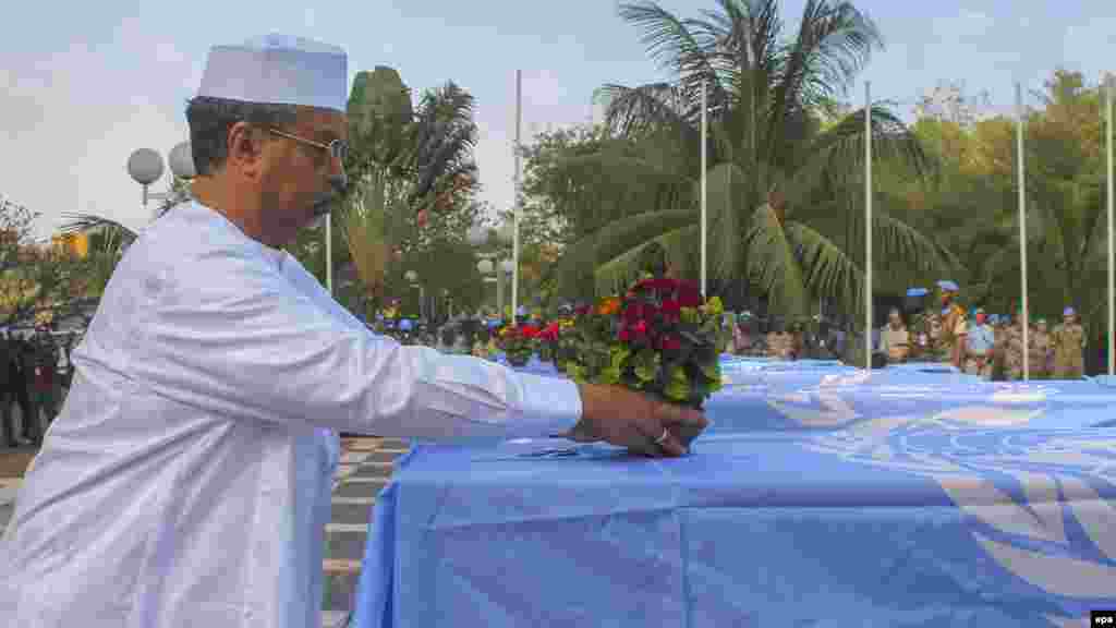 Le Représentant spécial du Nations Unies (ONU) Secrétaire général pour le Mali, Mohamed Saleh Annadif, dépose des fleurs sur un cercueil d'un Casques bleus tués à Kidal, à Bamako Mali, ou 17 soldats, 7 des Nations Unies ont été tués et 30 blessés dans une attaque contre un batiment de l'ONU à Kidal, le 12 février 2016.