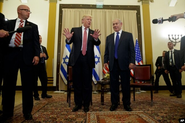 El presidente Donald Trump habla con periodistas antes de una reunión con el primer ministro de Israel Benjamin Netanyahu en Jerusalén.