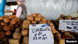 The price of potatoes is shown in Ukrainian hryvnia (top) and Russian rouble at a market in the Crimean city of Simferopol March 26, 2014. 