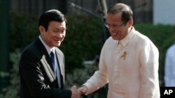 Tổng thống Philippines Benigno Aquino III bắt tay Chủ tịch Việt Nam Trương Tấn Sang tại Manila. Ảnh chụp ngày 26/10/2011.