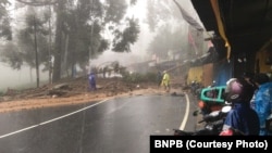 Jalur menuju kawasan Puncak dari Jakarta, ditutup sementara akibat longsor, Senin, 5 Februari 2018. (Foto:BNPB)