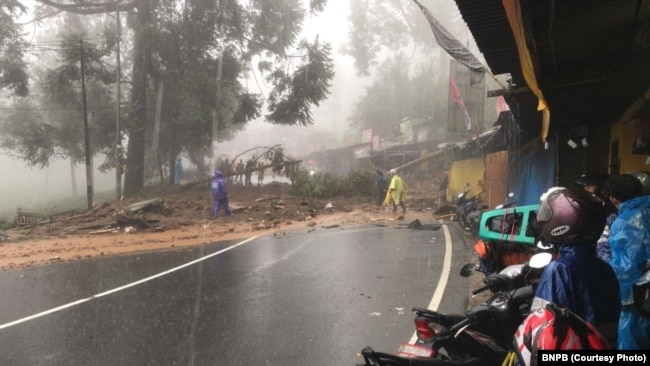 Jalur menuju kawasan Puncak dari Jakarta, ditutup sementara akibat longsor, Senin, 5 Februari 2018. (Foto:BNPB)