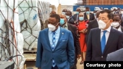 Vice President Constantino Chiwenga esamukela isipho samajekiseni aweCovid 19 Sinovac Vaccine esilindweni seRGM International Airport eHarare. (Photo: Courtsey of Zimbabwe Min. of Health on Twitter)
