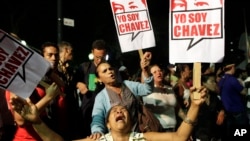 Những người ủng hộ ông Hugo Chavez cầm tấm bảng với hàng chữ 'Tôi là Chavez'