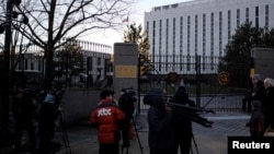 تصویری از مقابل سفارت روسیه در پایتخت آمریکا و خبرنگارانی که به دنبال کسب خبرهایی درباره جزئیات خروج دیپلماتهای روسی هستند.