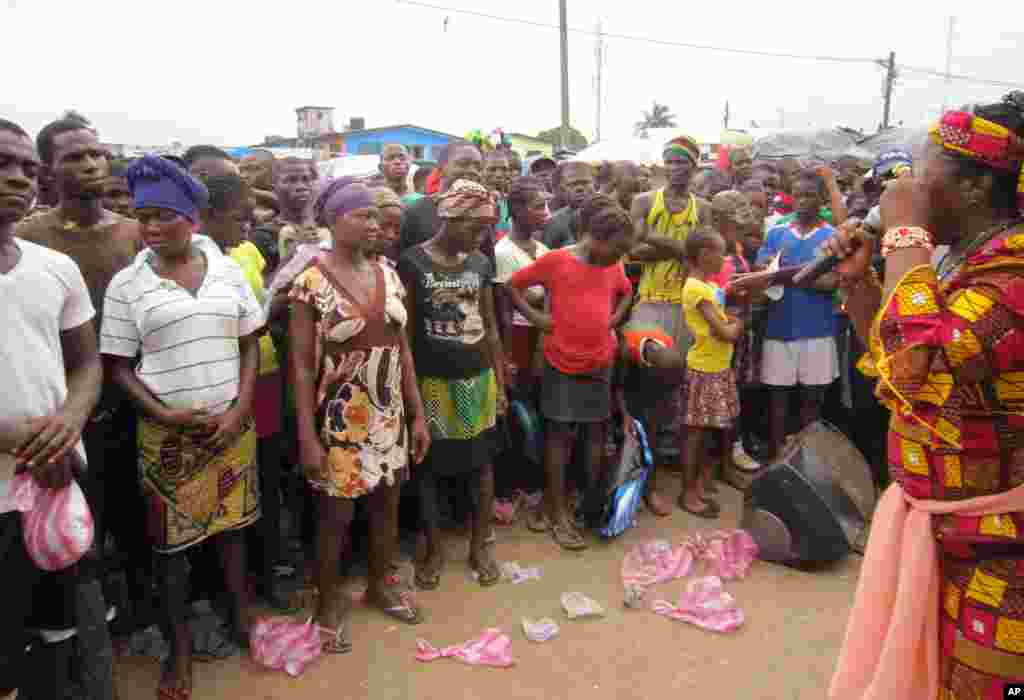 Các nhà hoạt động giáo dục người dân về các loại virus giết người Ebola tại thị trấn Paynesville, phía đông&nbsp;thành phố Monrovia, Liberia.