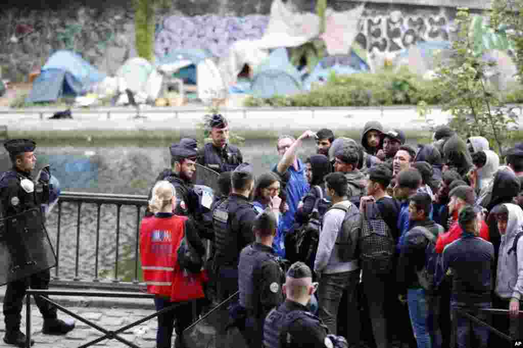 گروهی از مهاجران در شهر پاریس در چادر زندگی می کنند و به عدم رسیدگی به اوضاع خود معترض هستند.