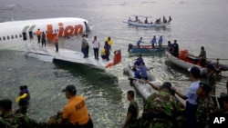 13일 인도네시아 휴양지 발리섬에서 착륙 도중 바다로 빠진 항공기.