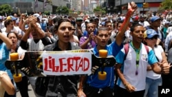 Protivnici Nikolasa Madura na protestu u Karakasu, 20. aprila 2017.