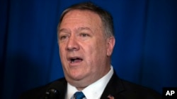 El secretario de Estado Mike Pompeo da un mensaje sobre Irak y Siria, desde Mar-a-Lago, la residencia del presidente Donald Trump en Palm Beach, Florida, el domingo 29 de diciembre de 2019. (AP Foto/ Evan Vucci)