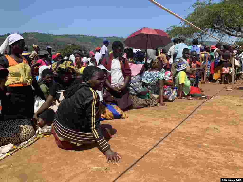 Machongwe villagers from Chimanimani district wait for food relief, March 26, 2019.