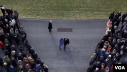 El presidente Barack Obama y la primera dama, Michelle Obama, tras participar en el Capitolio de la ceremonia por las víctimas del ataque en Arizona.