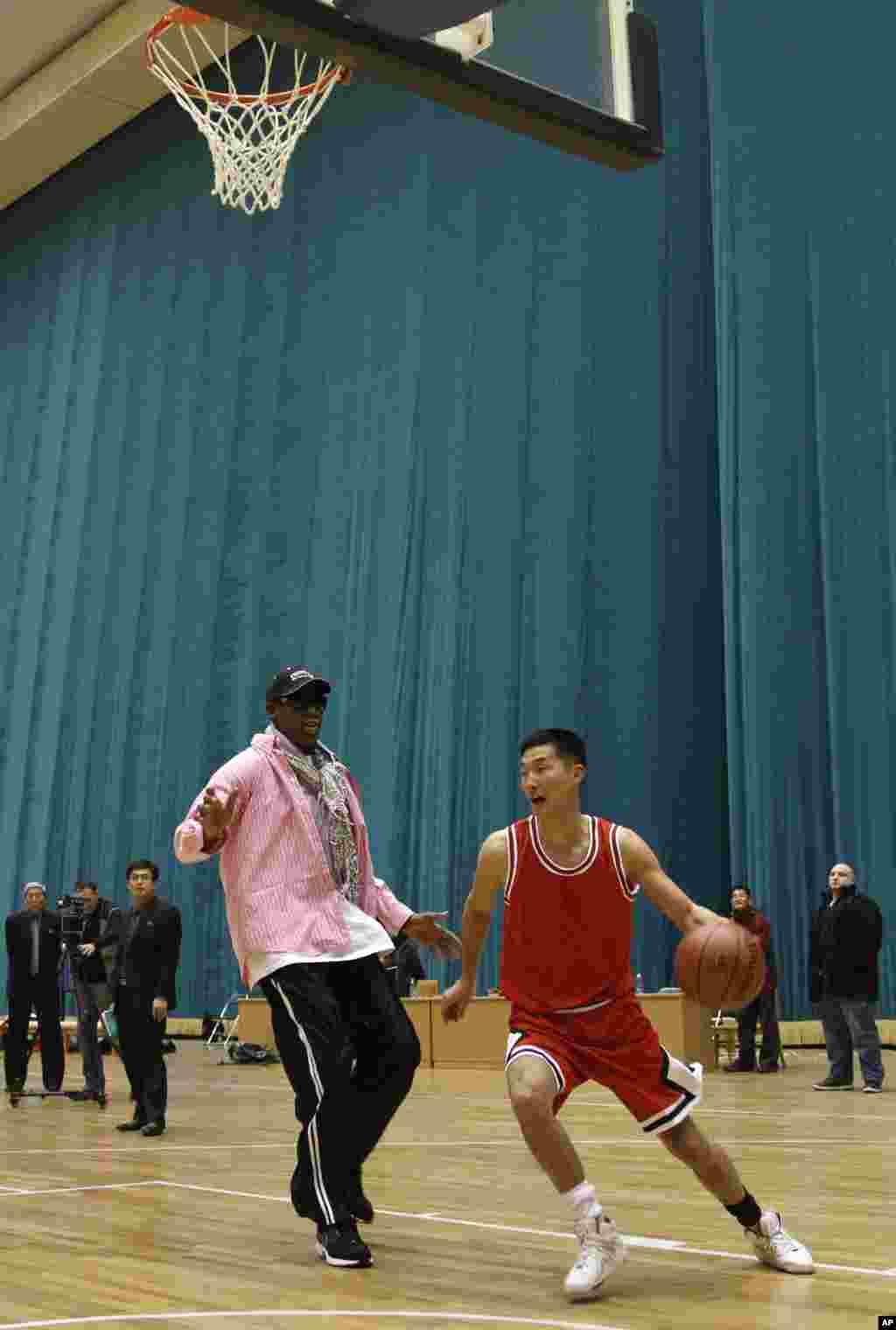 미국 프로농구 선수 출신의 데니스 로드먼(오른쪽)이 20일 평양에서 북한 농구선수와 1대1 시범경기를 펼치고 있다.