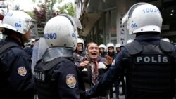 (ARŞİV) Ankara’da OHAL kapsamında kamu görevlerinden ihraç edilen ve açlık grevi yapan eğitimciler Nuriye Gülmen ve Semih Özakça’nın tutuklanmasını protesto gösterisinde bir kadın polisle tartışırken