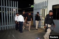 El grupo de unas 1,300 personas, compuesto mayoritariamente por cubanos, salió de las instalaciones en las primeras horas de la noche del jueves.