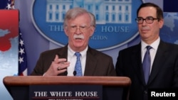John Bolton, Penasihat Keamanan Nasional AS didampingi Menkeu Steve Mnuchin mengumumkan sanksi ekonomi AS terhadap Venezuela di Gedung Putih (28/1). 