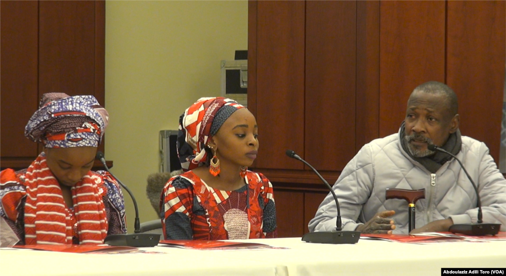 Wasu 'yan mata biyu da suka kubuta daga hannayen 'yan Boko Haram a majalisar Amurka tare da mai mu su tarjama da kuma wasu wakilan majalisa, Maris 7 shekarar 2018