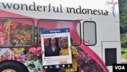 Dubes RI untuk AS Budi Bowoleksono berpose dengan Sekda Washington DC Lauren C. Vaughan usai peluncuran Kampanye Pariwisata Wonderful Indonesia, Jumat 6 Oktober 2017, di pelataran parkir Kedubes Indonesia di Washington DC. (Foto: VOA/Arif Budiman).