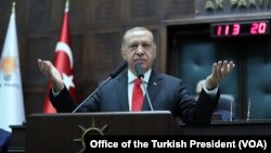 Le président turc Recep Tayyip Erdogan dirige sa première réunion du groupe parlementaire du Parti AK à Ankara, en Turquie, après les élections du 24 juin 2018