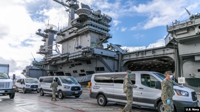 美国海军将罗斯福号航母USS Theodore Roosevelt上的水兵接到关岛岸上设施做隔离和身体检查（美国海军2020年4月3日）