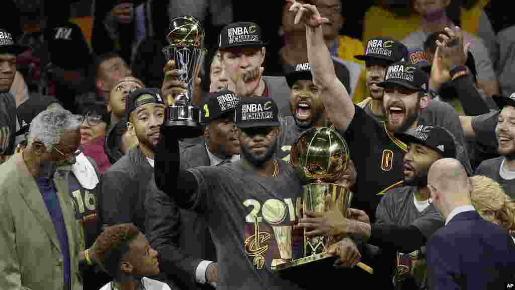Les joueurs du Cleveland célebrent aprés avoir remportés le match final de basket-ball de la NBA contre les Golden State Warriors à Oakland, en Californie, le 19 Juin 2016.