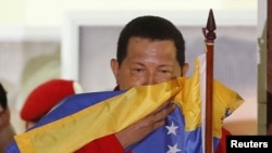 El presidente Cháves celebrando la victoria desde el balcón del Palacio de Miraflores