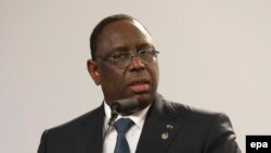 Le président du Sénégal Macky Sall parle lors de la dernière conférence de presse conjointe avec le Premier ministre maltais Joseph Muscat et le Président du Conseil européen, Donald Tusk (non visibles sur la photo) après la deuxième journée du Sommet de La Valette sur la migration, Malte, 12 novembre 2015,