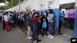 Moun fè lake devan yon lekol ki sèvi kom biwo vot pandan yap depoze bilten nan eleksyon prezidansyel vil Managua, kapital Nikaragua, 7 Nov. 2021.