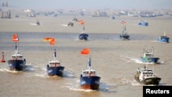 Tàu cá Trung Quốc đổ ra hoạt động ở khắp nơi trên trái đất, bị chỉ trích về việc đánh bắt quá độ và thường xuyên đối đầu với tàu bè nước khác tại những khu vực có tranh chấp ở Biển Đông.