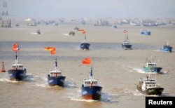 Tàu cá Trung Quốc đổ ra hoạt động ở khắp nơi trên trái đất, bị chỉ trích về việc đánh bắt quá độ và thường xuyên đối đầu với tàu bè nước khác tại những khu vực có tranh chấp như Biển Đông.